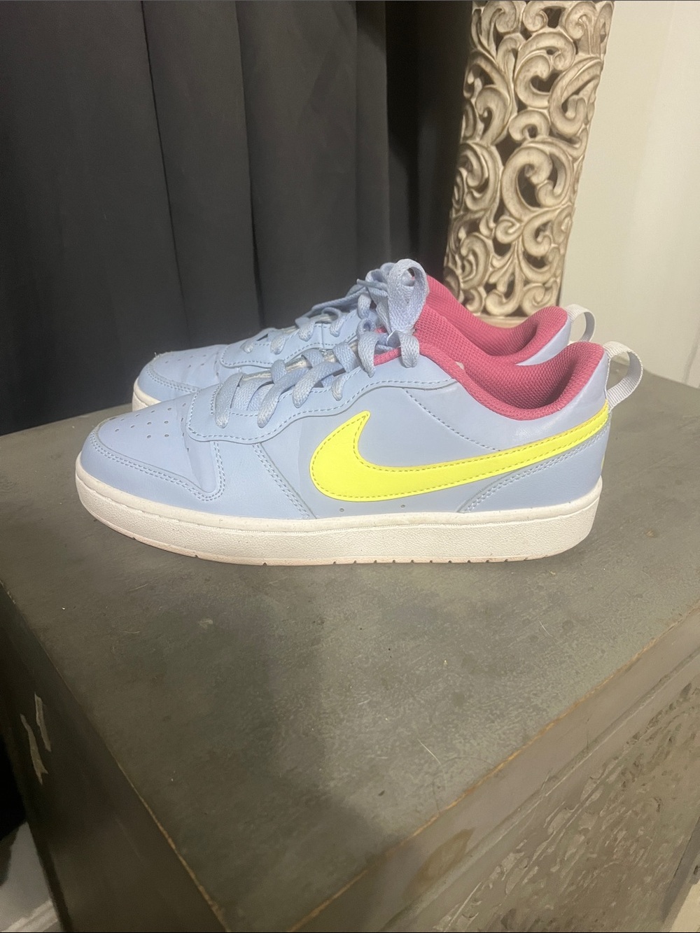 Nike Kids Low-Top Sneakers in Light Blue with Yellow Swoosh and Pink Lining